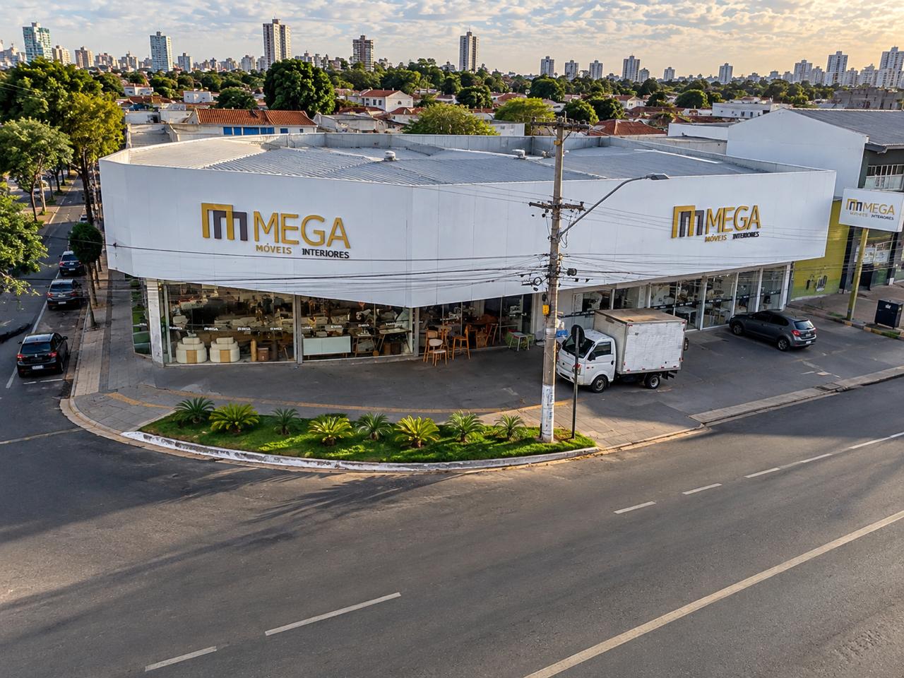 Fachada de uma unidade da Mega Móveis em Goiânia